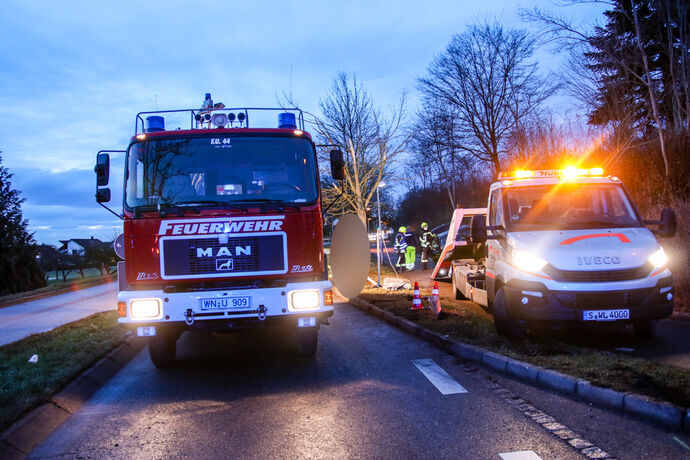 Unfall, Mercedes gegen Laternenmast, Hauptstr., Urbach, 20.01.2021.