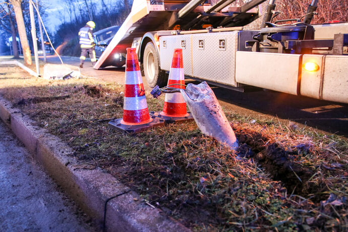 Unfall, Mercedes gegen Laternenmast, Hauptstr., Urbach, 20.01.2021.