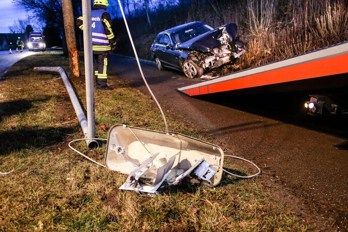 Unfall, Mercedes gegen Laternenmast, Hauptstr., Urbach, 20.01.2021.