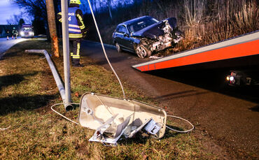 Unfall, Mercedes gegen Laternenmast, Hauptstr., Urbach, 20.01.2021.