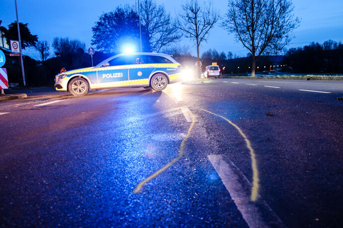 Unfall, Mercedes gegen Laternenmast, Hauptstr., Urbach, 20.01.2021.