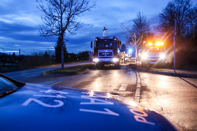 Unfall, Mercedes gegen Laternenmast, Hauptstr., Urbach, 20.01.2021.