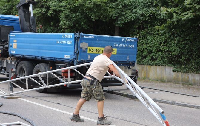 Bagger bleibt in Schwaikheim an einem Gerüst hängen_5