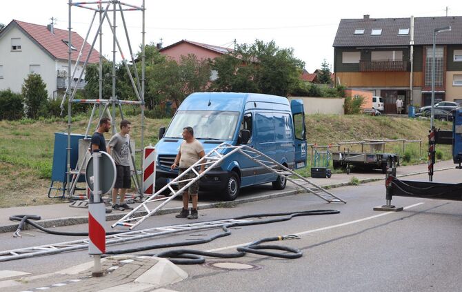 Bagger bleibt in Schwaikheim an einem Gerüst hängen_6