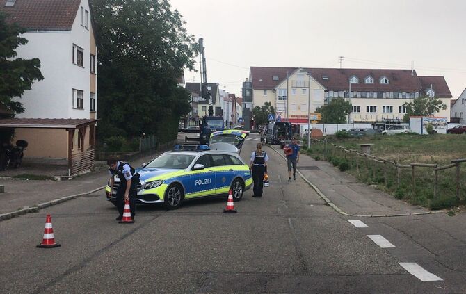 Bagger bleibt in Schwaikheim an einem Gerüst hängen_7