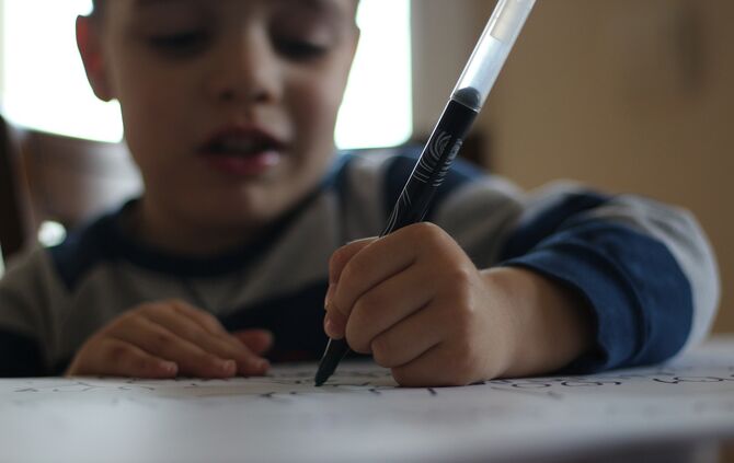 Kind schreibt Schule Lernen