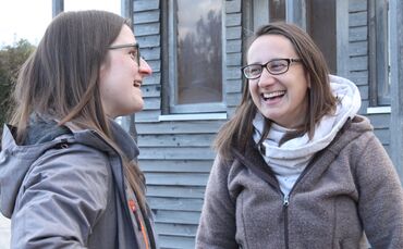 Tiny house indiviva Madeleine Krenzlin (rechts) und Natascha Jordan