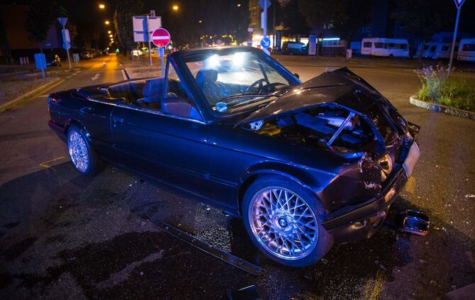Kreuzungscrash Fellbach, ein Fahrer betrunken, 2 leichtverletzte und 2 TotalschÃ¤den_0