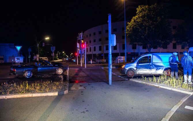 Kreuzungscrash Fellbach, ein Fahrer betrunken, 2 leichtverletzte und 2 TotalschÃ¤den_1