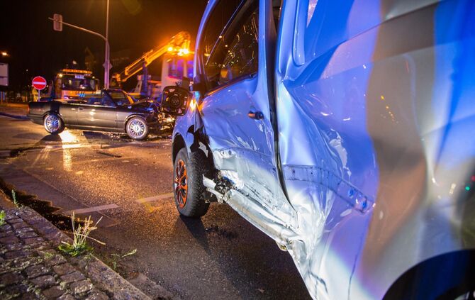 Kreuzungscrash Fellbach, ein Fahrer betrunken, 2 leichtverletzte und 2 TotalschÃ¤den_4