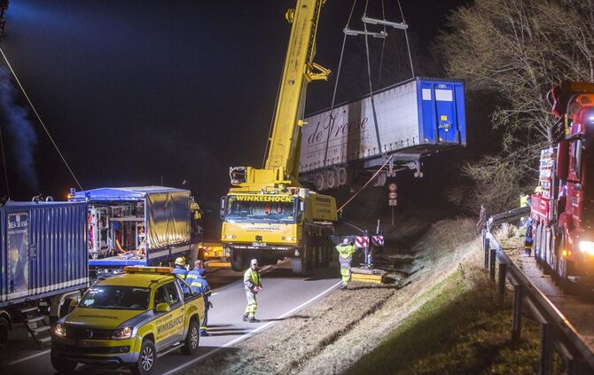 Nach festgestecktem LKW: Bergung seit dem Mittag mit Autokran - L1150 fÃ¼r Stunden voll gesperrt_0