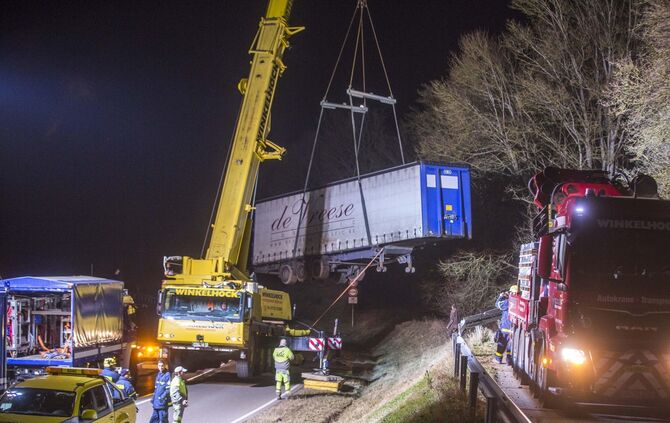 Nach festgestecktem LKW: Bergung seit dem Mittag mit Autokran - L1150 fÃ¼r Stunden voll gesperrt_1