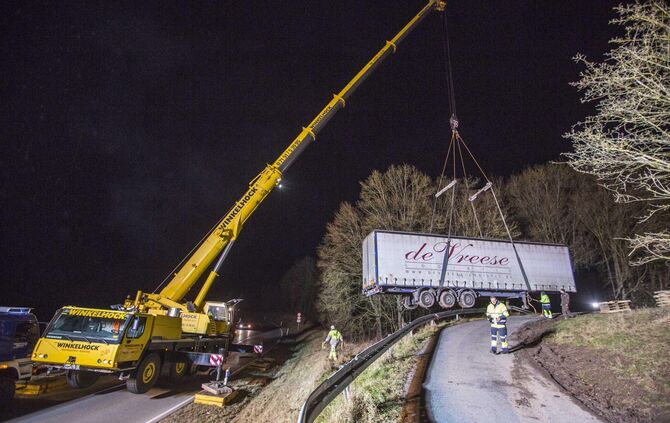 Nach festgestecktem LKW: Bergung seit dem Mittag mit Autokran - L1150 fÃ¼r Stunden voll gesperrt_2