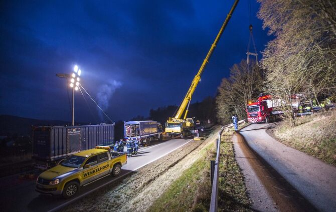 Nach festgestecktem LKW: Bergung seit dem Mittag mit Autokran - L1150 fÃ¼r Stunden voll gesperrt_3