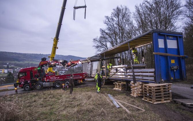 Nach festgestecktem LKW: Bergung seit dem Mittag mit Autokran - L1150 fÃ¼r Stunden voll gesperrt_4