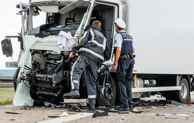 LKW-Unfall: B14 gesperrt - Bild 24_0