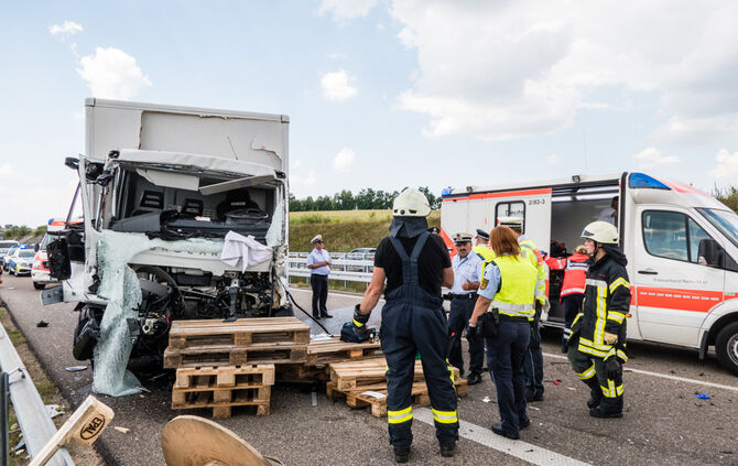 LKW-Unfall: B14 gesperrt - Bild 21_5