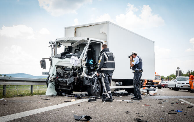 LKW-Unfall: B14 gesperrt - Bild 17_9