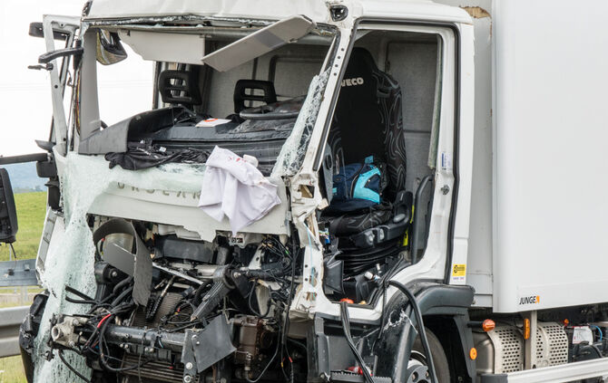LKW-Unfall: B14 gesperrt - Bild 16_10