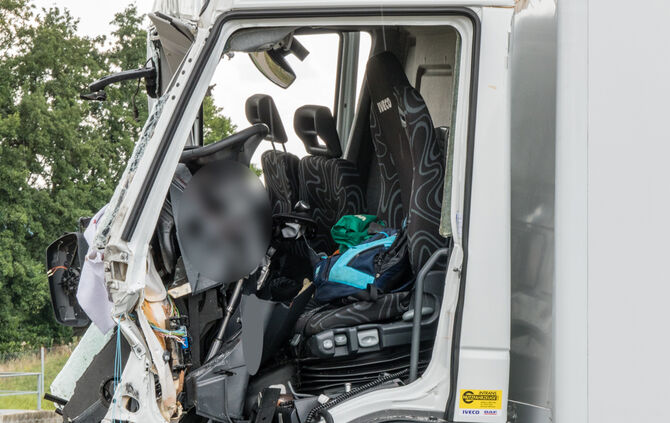 LKW-Unfall: B14 gesperrt - Bild 15_11