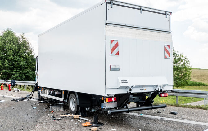 LKW-Unfall: B14 gesperrt - Bild 14_12