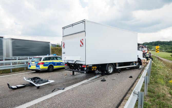 LKW-Unfall: B14 gesperrt - Bild 11_15