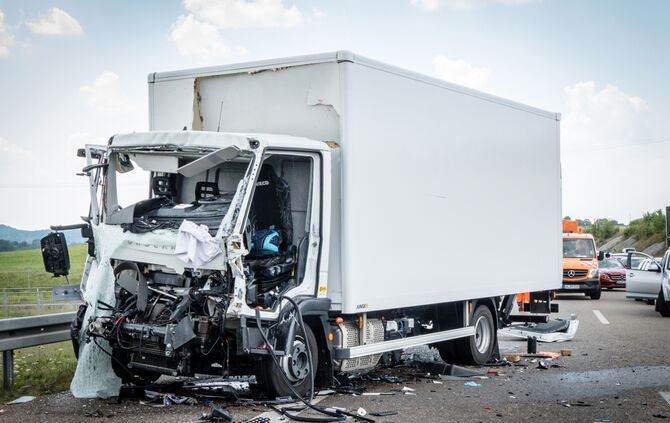 LKW-Unfall: B14 gesperrt - Bild 08_18