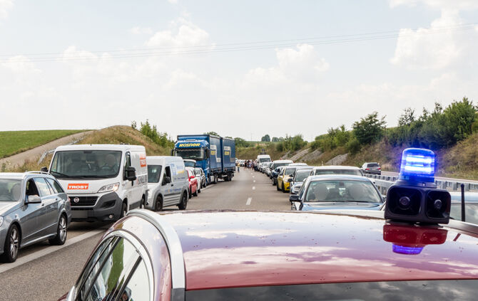 LKW-Unfall: B14 gesperrt - Bild 06_20
