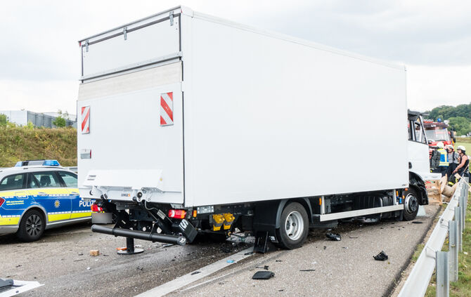 LKW-Unfall: B14 gesperrt - Bild 05_21