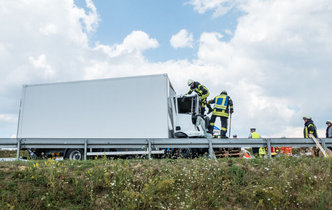 LKW-Unfall: B14 gesperrt - Bild 04_22