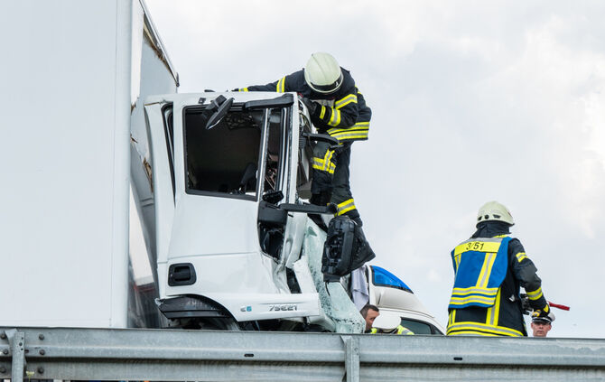 LKW-Unfall: B14 gesperrt - Bild 03_23