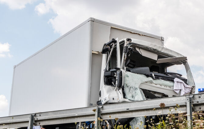 LKW-Unfall: B14 gesperrt - Bild 01_25