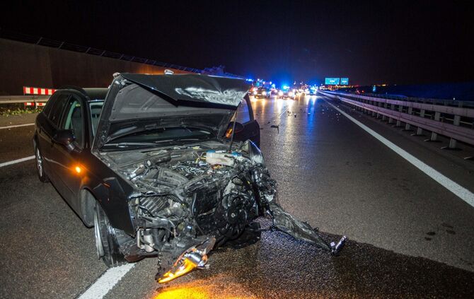 Unfall A 8 Leitplanke A8 Stuttgart Plieningen Esslingen_0