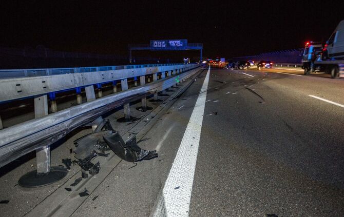 Unfall A 8 Leitplanke A8 Stuttgart Plieningen Esslingen_2