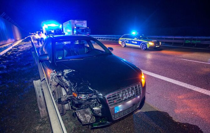 Unfall A 8 Leitplanke A8 Stuttgart Plieningen Esslingen_6
