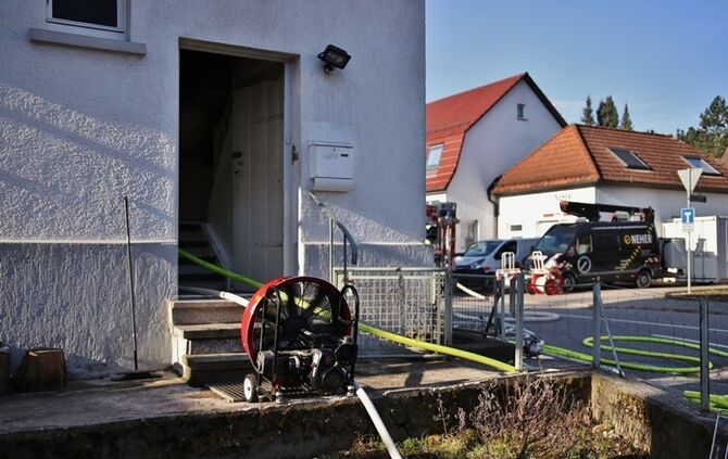 Urbach: Zimmerbrand breitet sich aus - 1 Stockwerk brennt vollstaendig aus