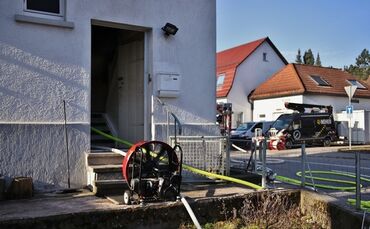 Urbach: Zimmerbrand breitet sich aus - 1 Stockwerk brennt vollstaendig aus