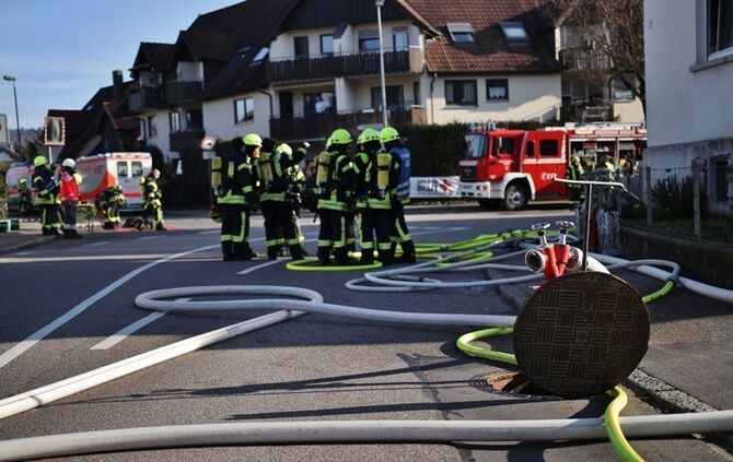 Urbach: Zimmerbrand breitet sich aus - 1 Stockwerk brennt vollstaendig aus
