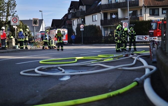 Urbach: Zimmerbrand breitet sich aus - 1 Stockwerk brennt vollstaendig aus