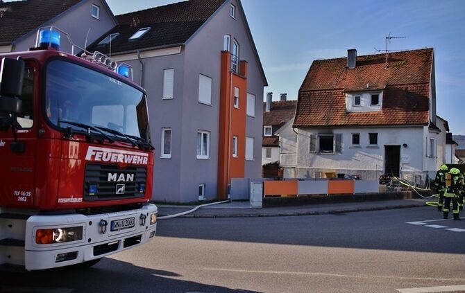 Urbach: Zimmerbrand breitet sich aus - 1 Stockwerk brennt vollstaendig aus