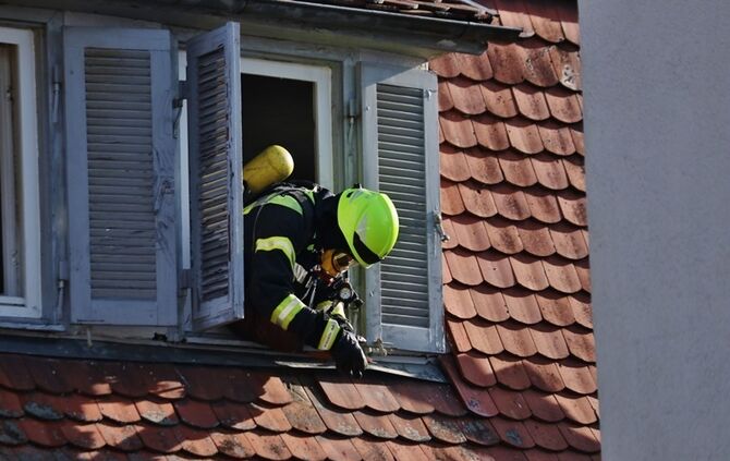 Urbach: Zimmerbrand breitet sich aus - 1 Stockwerk brennt vollstaendig aus