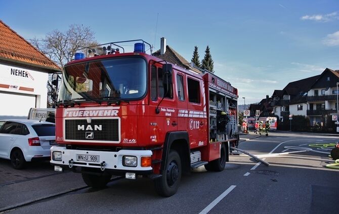 Urbach: Zimmerbrand breitet sich aus - 1 Stockwerk brennt vollstaendig aus