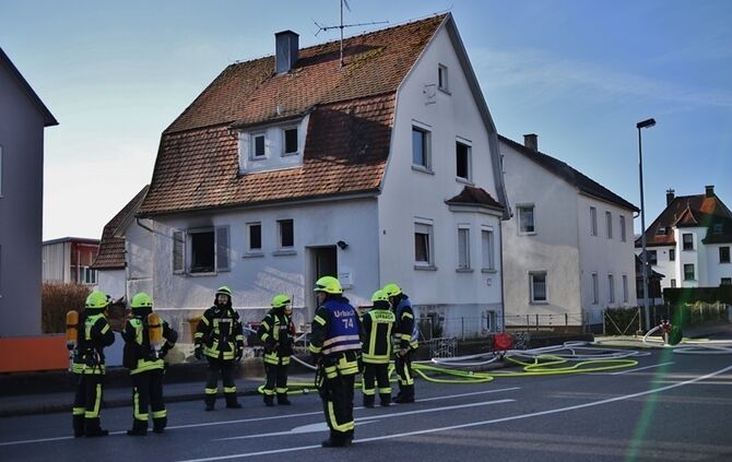 Urbach: Zimmerbrand breitet sich aus - 1 Stockwerk brennt vollstaendig aus