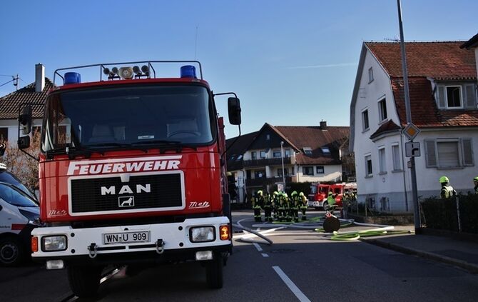 Urbach: Zimmerbrand breitet sich aus - 1 Stockwerk brennt vollstaendig aus