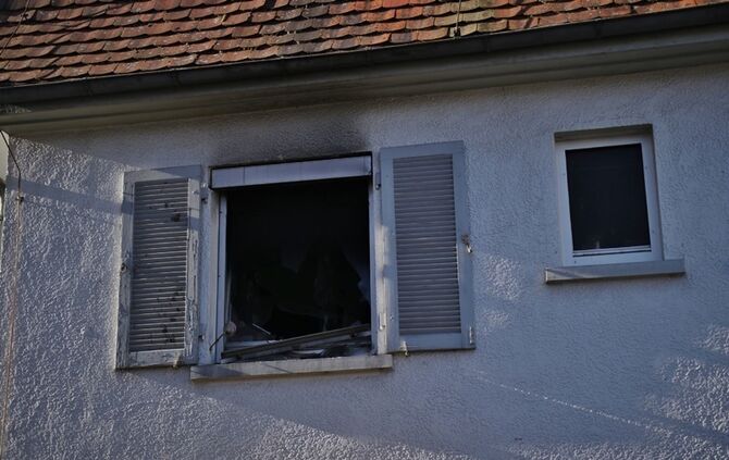 Urbach: Zimmerbrand breitet sich aus - 1 Stockwerk brennt vollstaendig aus