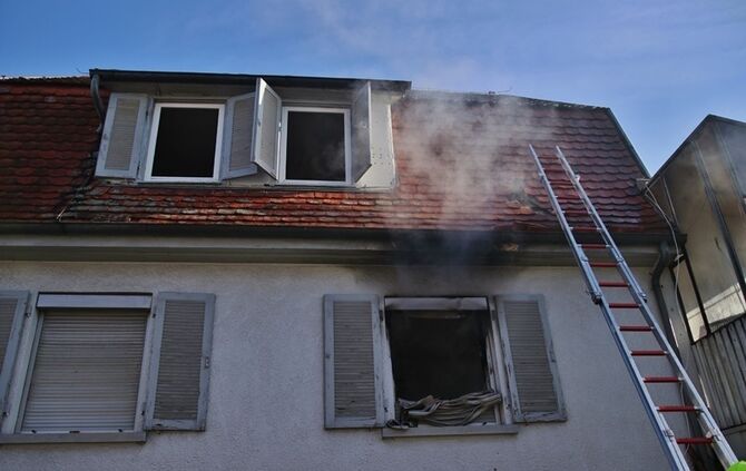 Urbach: Zimmerbrand breitet sich aus - 1 Stockwerk brennt vollstaendig aus