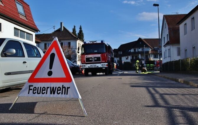 Urbach: Zimmerbrand breitet sich aus - 1 Stockwerk brennt vollstaendig aus