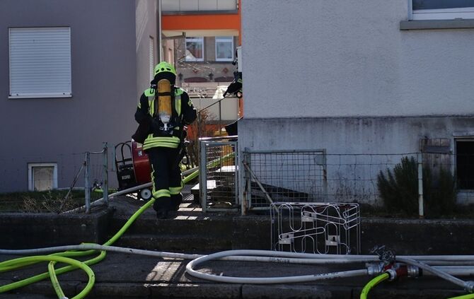 Urbach: Zimmerbrand breitet sich aus - 1 Stockwerk brennt vollstaendig aus