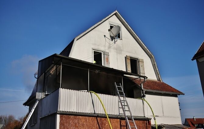 Urbach: Zimmerbrand breitet sich aus - 1 Stockwerk brennt vollstaendig aus