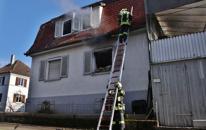 Urbach: Zimmerbrand breitet sich aus - 1 Stockwerk brennt vollstaendig aus